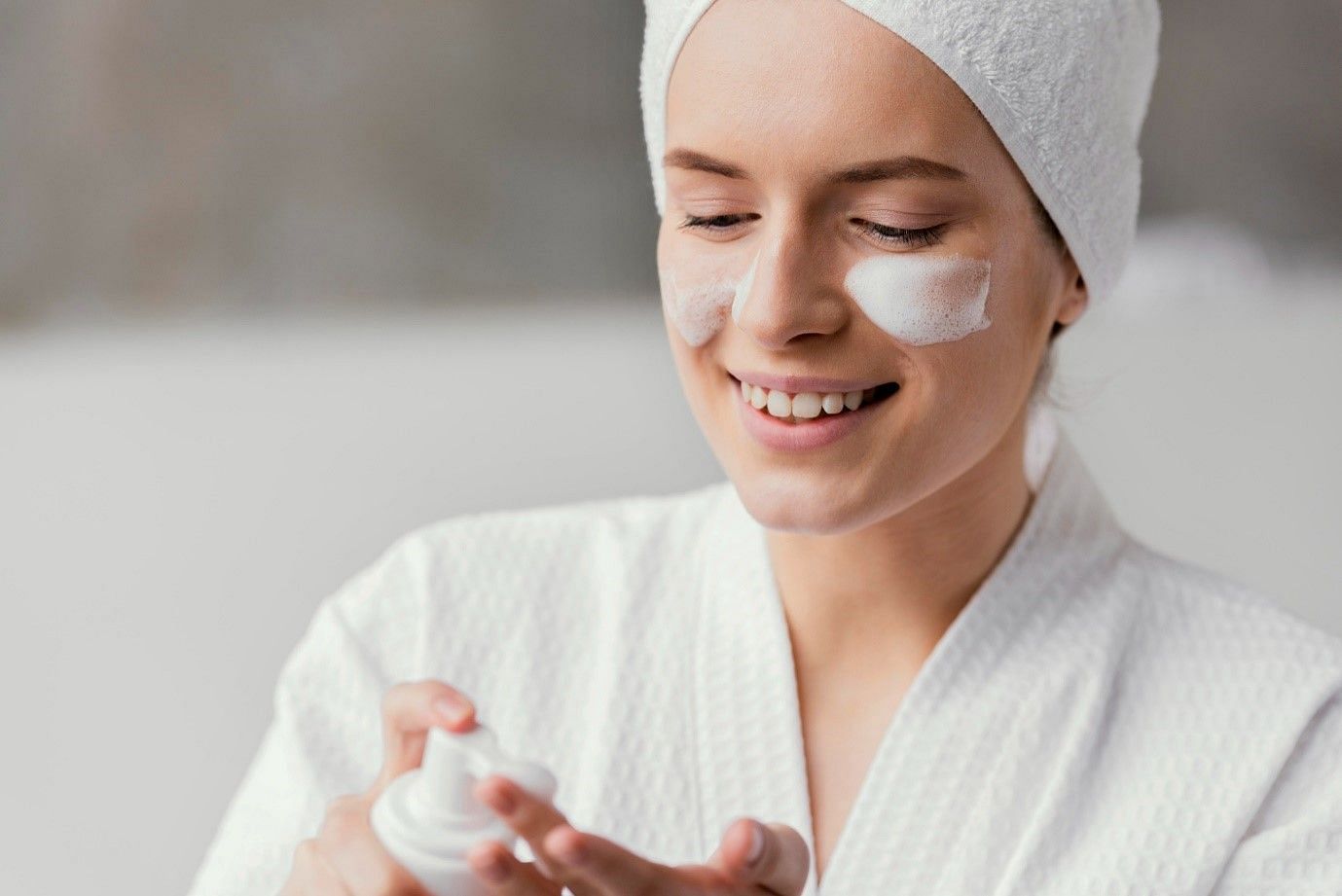 Your skin's best buddy? The moisturizer, obviously! (Image by Freepik on Freepik)